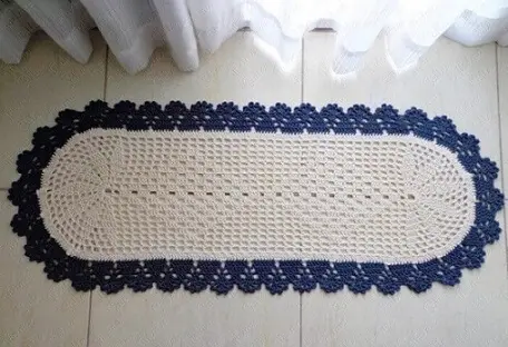 Passadeira de crochê azul e branco