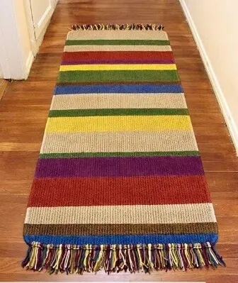 Passadeira de crochê com listras verticais coloridos