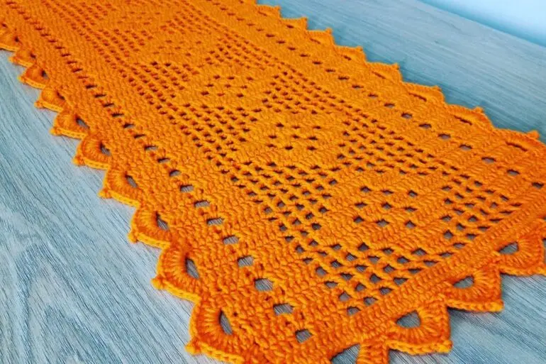 Passadeira de crochê laranja. Fonte: Ione Coutinho