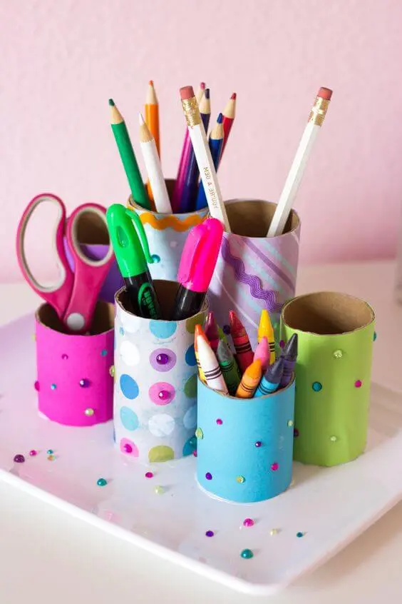 Porta lápis colorido feito de artesanato com papel higiênico. Fonte: Pinterest