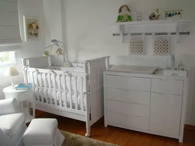 Quarto planejado de bebê branco Projeto de Aline Driess