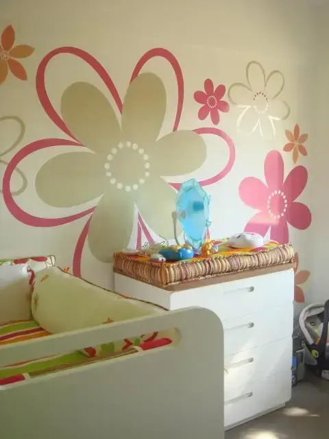 Quarto planejado de bebê com adesivo de flor na parede Projeto de Le Saldanha