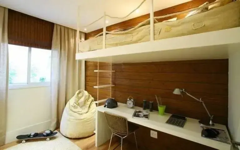 Quarto planejado infantil com cama suspensa e espaço de estudos embaixo Projeto de Renato Feroldi