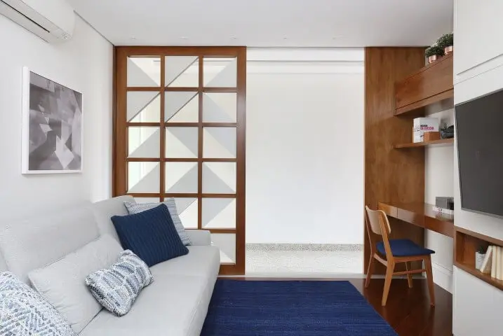 Sala de estar com porta de correr de madeira e vidro Projeto de Degrade Decoração