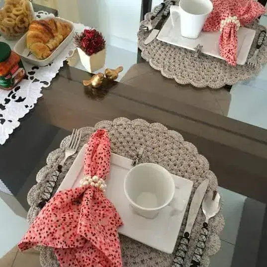 Sousplat de crochê bege em mesa de café da manhã