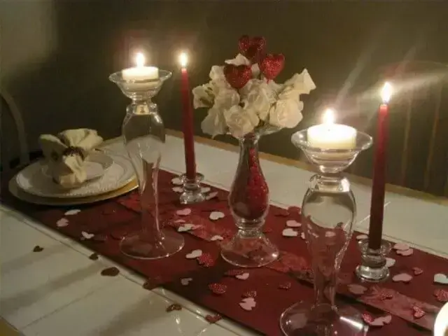 Sousplat dourado em mesa de jantar romântico