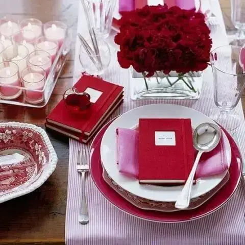 Sousplat vermelho combinando com a decoração da mesa