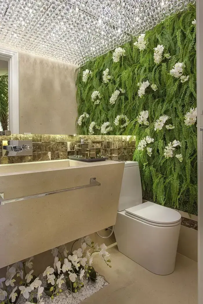 Teto com cristais e jardim vertical com orquídeas decoram o banheiro de luxo. Fonte: Iara Kilaris