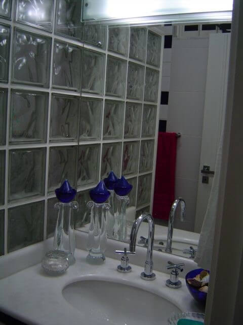 Tijolo de vidro em banheiro simples Projeto de Arquiteto Caio Pelisson
