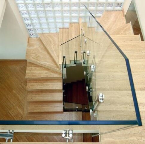 Tijolo de vidro em escada Projeto de Brunete Fraccaroli