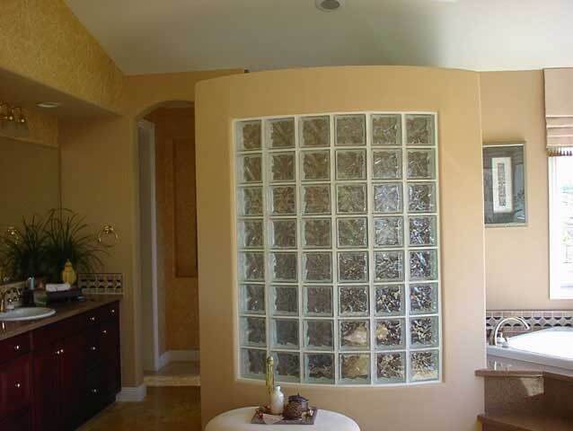 Tijolo de vidro em parede de banheiro