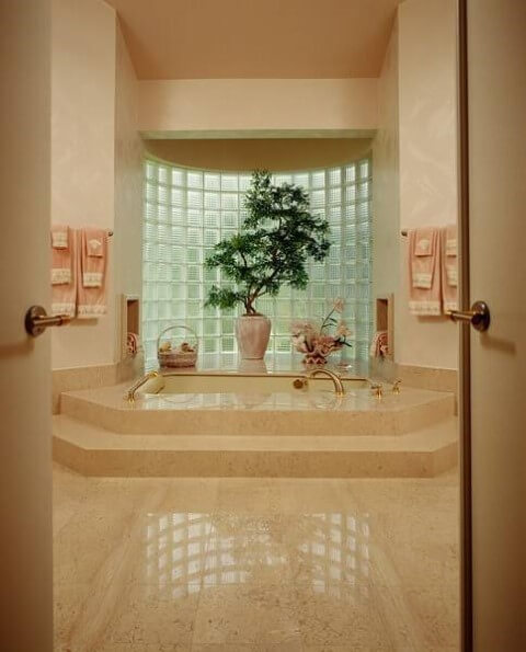 Tijolo de vidro em sala de banho