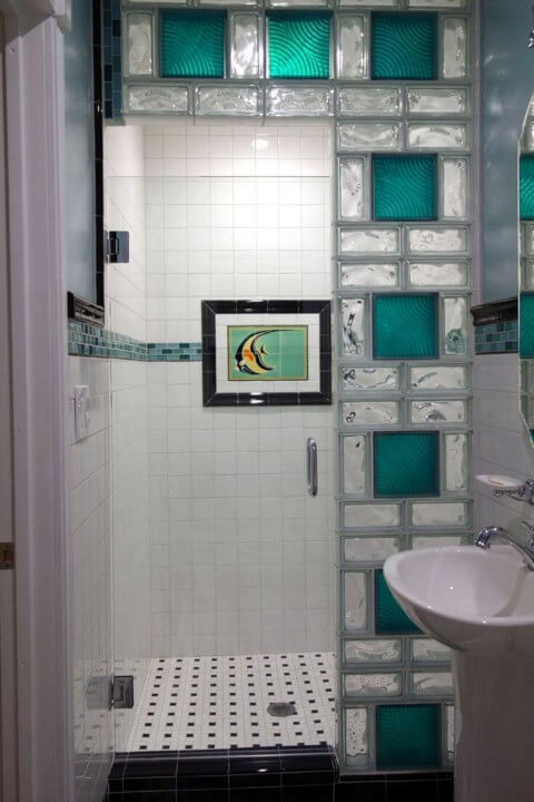 Tijolo de vidro fixo e colorido em banheiro