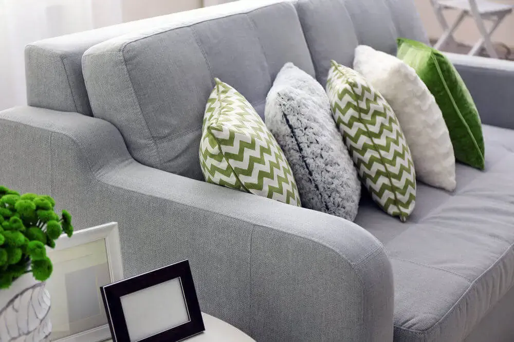  Almofadas para sofá cinza em tons de verde e estampadas