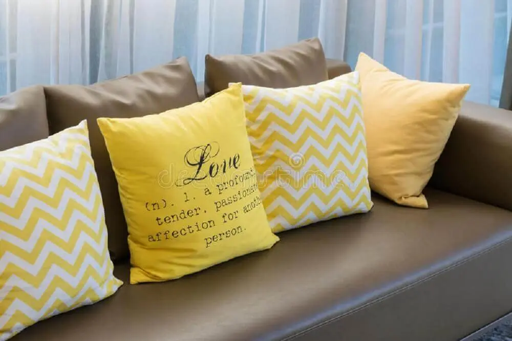 almofadas amarelas para sofá marrom