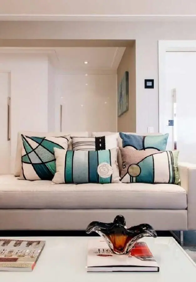 almofadas estampadas para sala com sofá bege Foto Otimizi