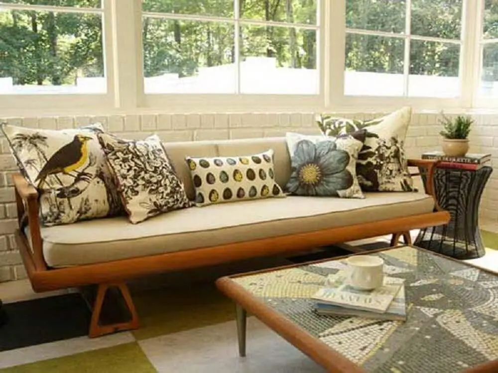 Modelo de almofadas estampadas para sofá