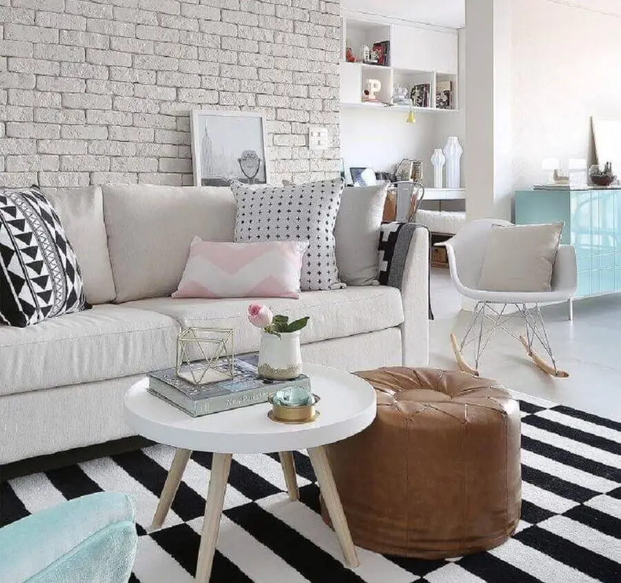 almofadas para sofá branco para sala decorada com tapete preto e branco listrado Foto Priscilla Dattilio