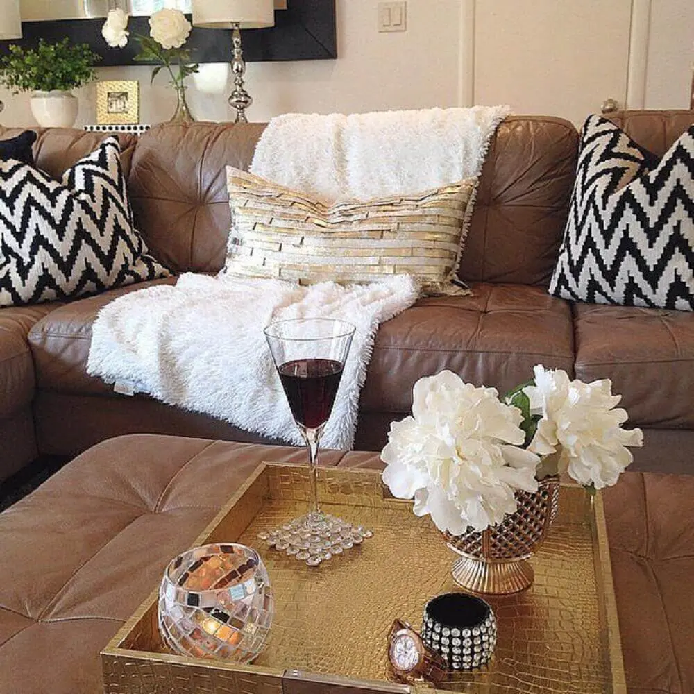 almofadas para sofá marrom com estampada preto e branca