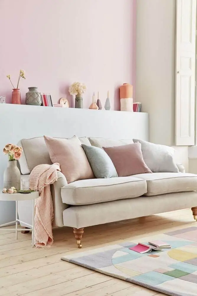 decoração de sala clean com almofadas para sofá