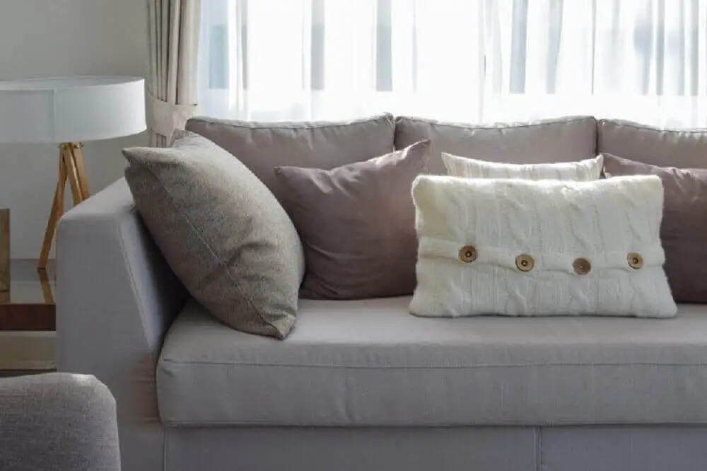 almofadas pequenas e grandes para sofá cinza