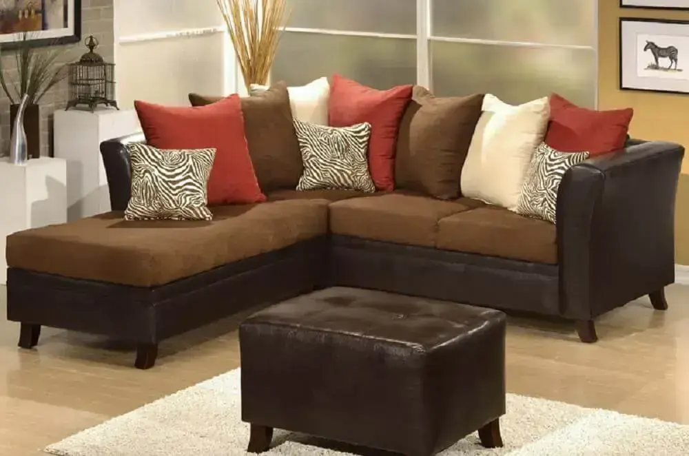 almofadas vermelhas para sofá marrom
