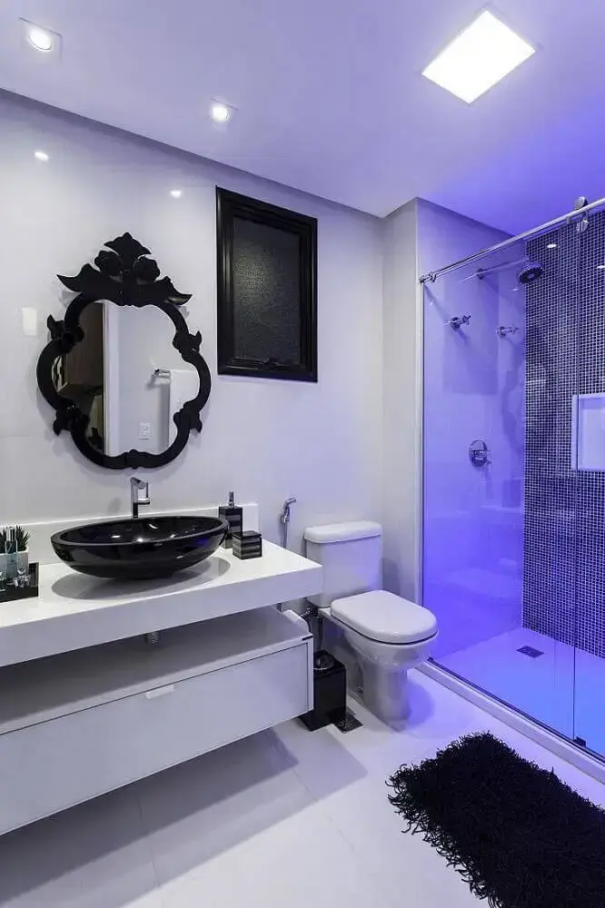 banheiro branco com cerâmica preta