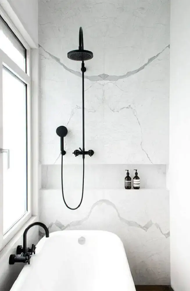banheiro branco com mármore e detalhes pretos