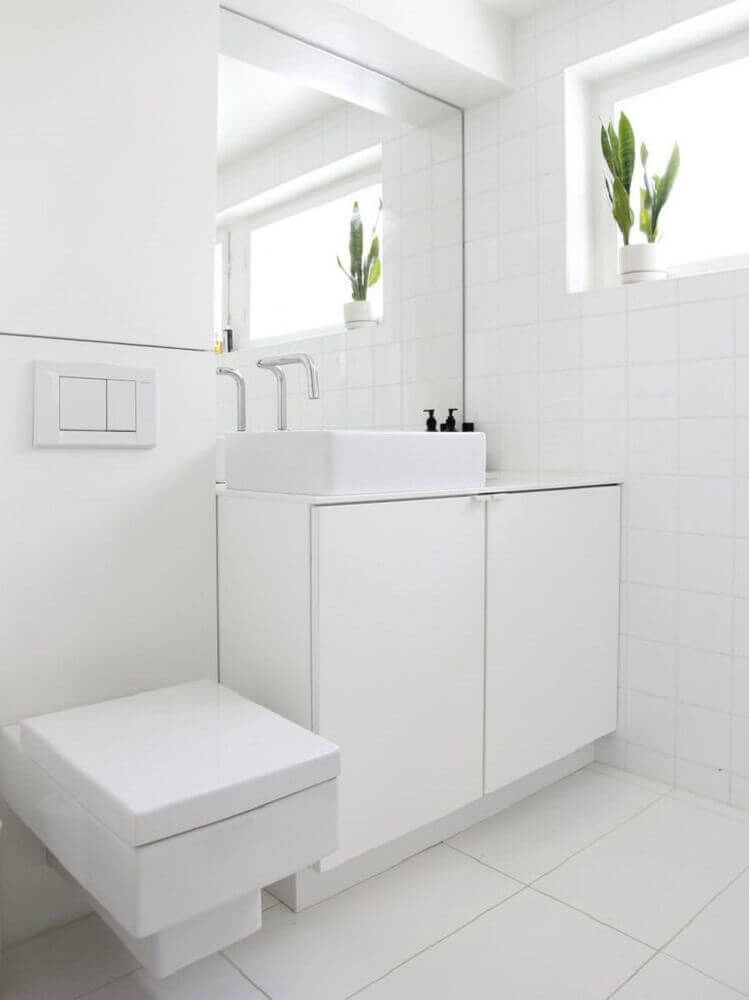 banheiro branco e simples