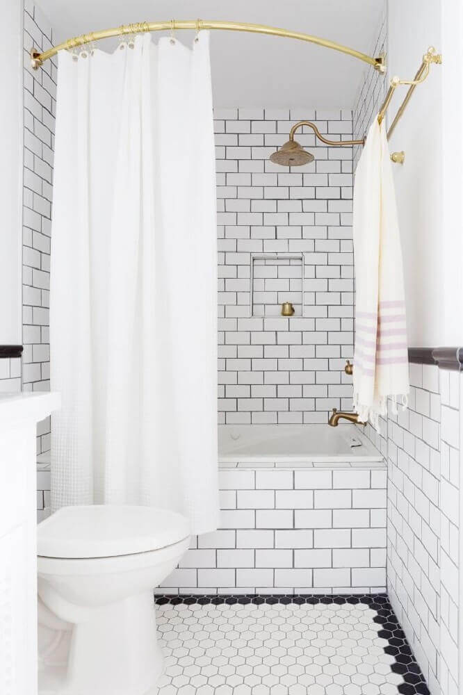 banheiro branco vintage com detalhes dourados