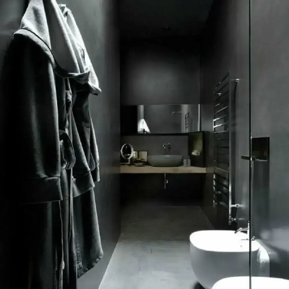 banheiro preto com cerâmica preto e branca