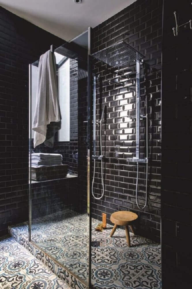 banheiro preto com piso estampado