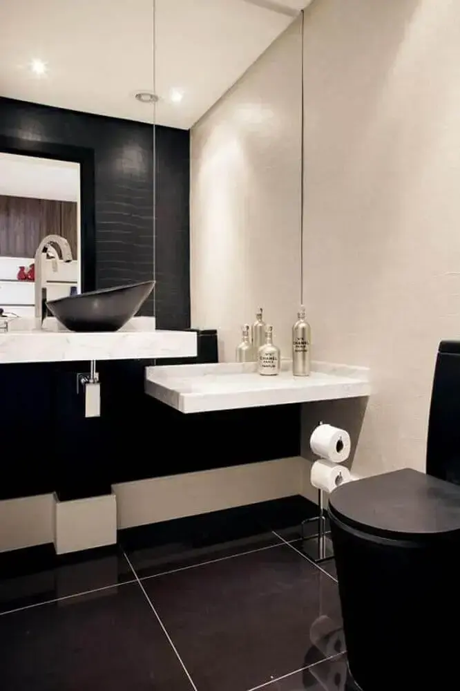 banheiro preto e branco com cerâmica preta
