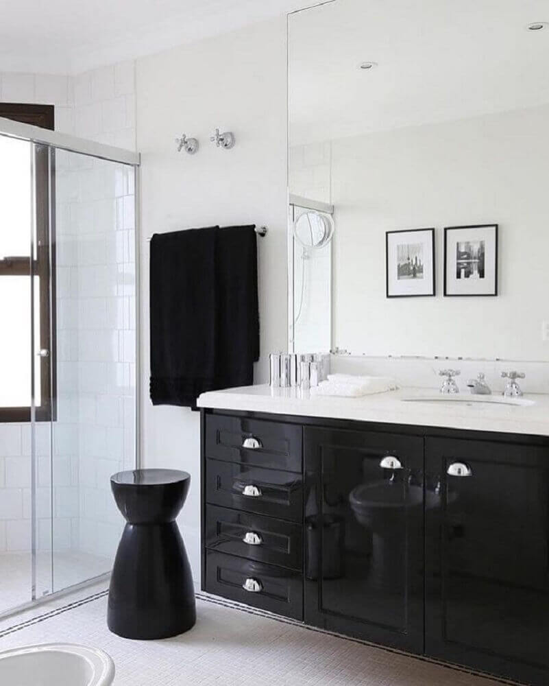 banheiro preto e branco com gabinete preto