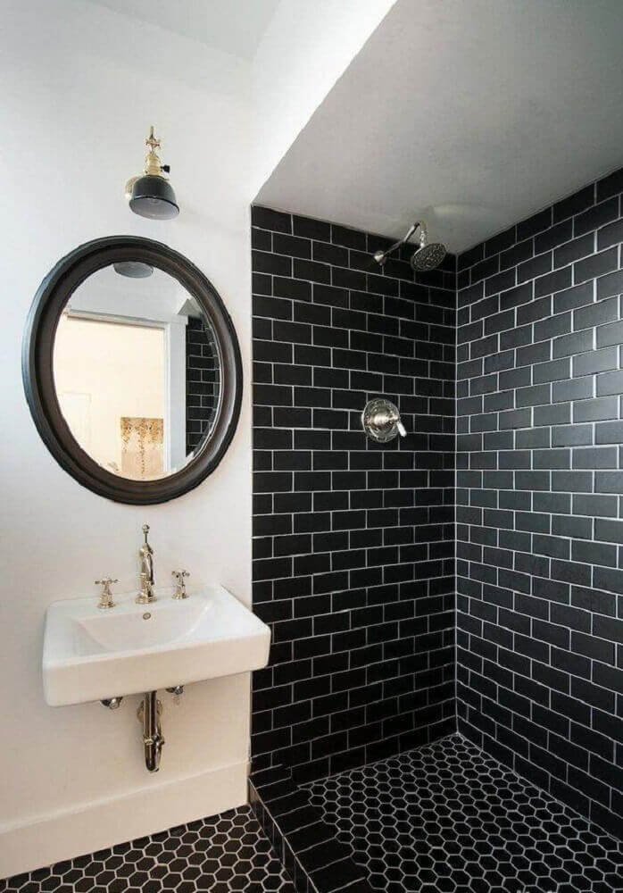 banheiro preto e branco com ladrilho hidráulico preto