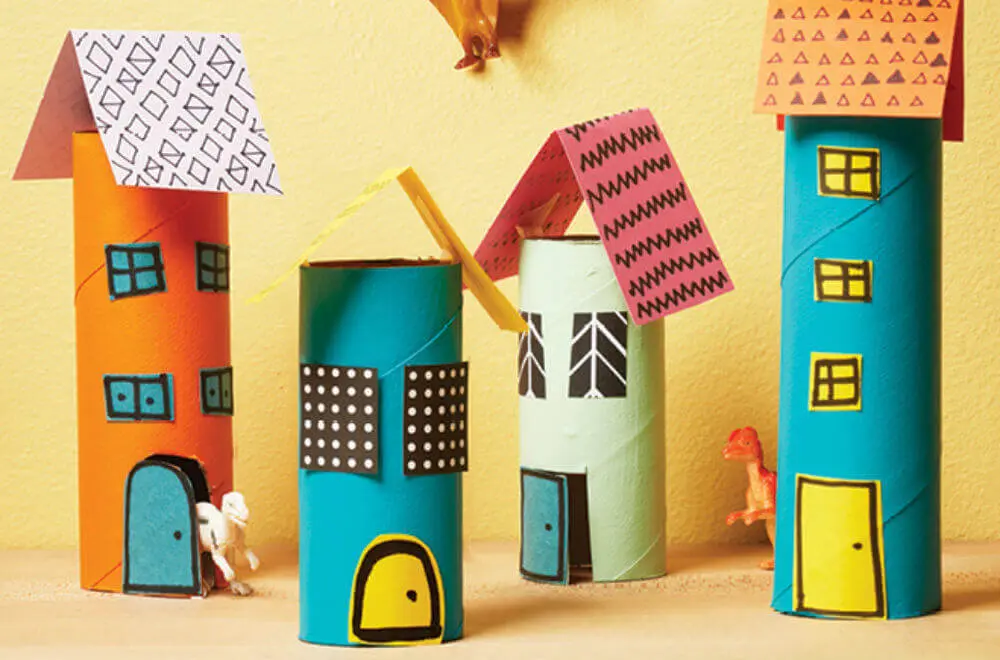 casinhas coloridas de artesanato com rolo de papel higiênico