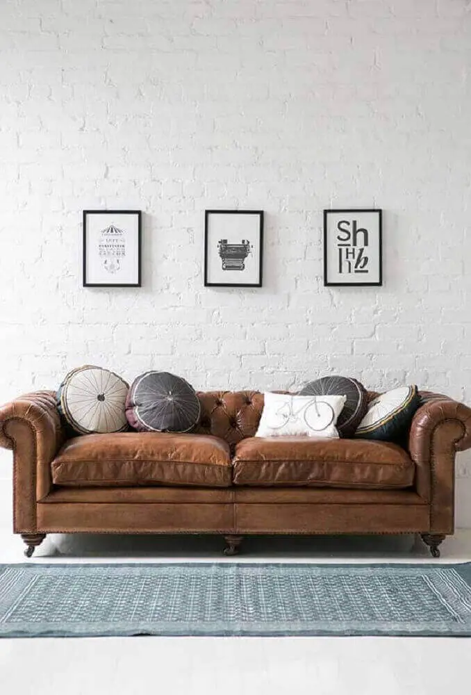  sala com sofá marrom e almofadas redondas 