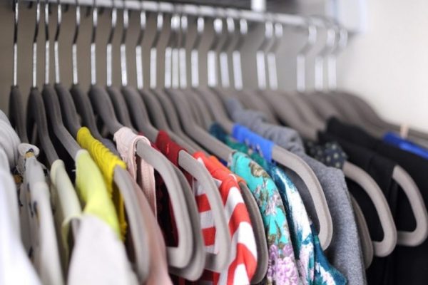 Como organizar guarda roupa