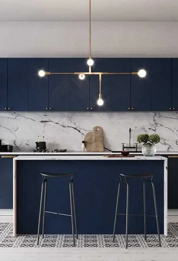 cozinha moderna planejada decorada com armário azul marinho e luminária pendente dourado Foto Pinterest