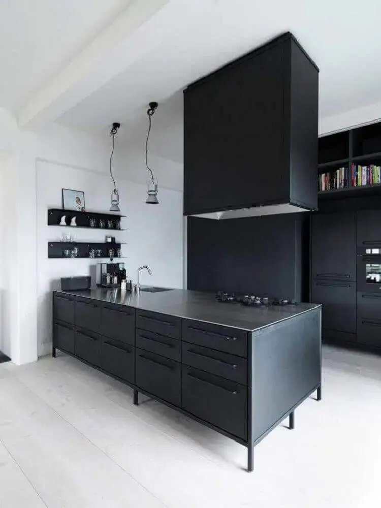 cozinha moderna preta e branco com luminária pendente