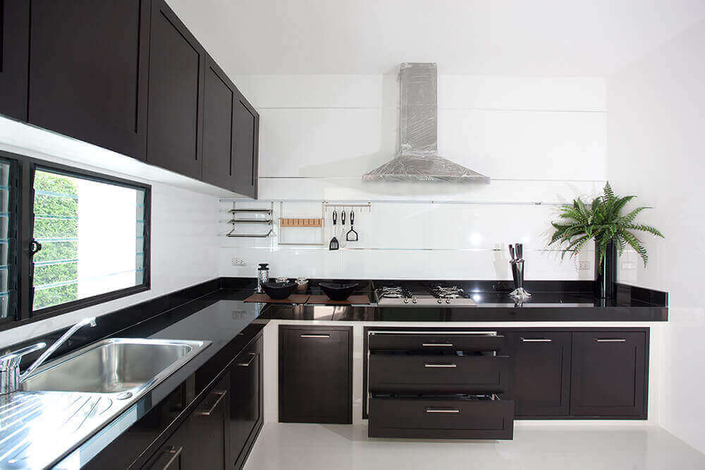 cozinha planejada preta e branca