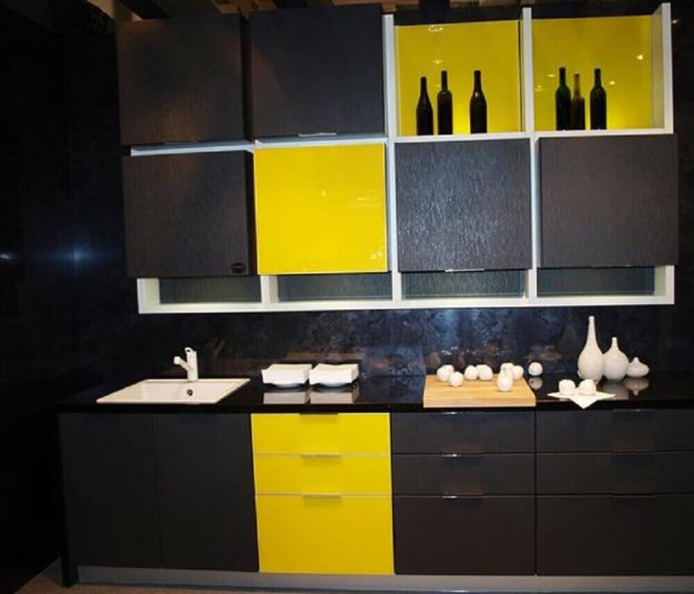 cozinha preta e amarela simples