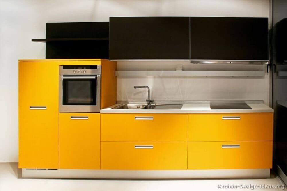 Cozinha preta e amarela