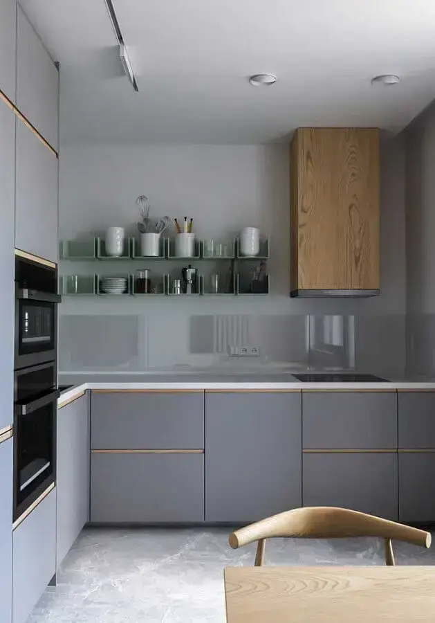 cozinhas pequenas e modernas com armários cinza e detalhes em madeira Foto Mauricio Gebara Arquitetura