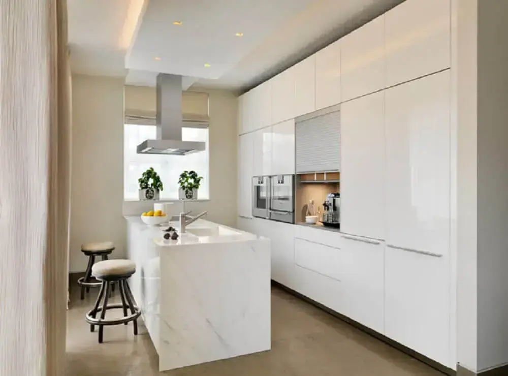 Decoração de cozinhas planejadas modernas com ilha de mármore
