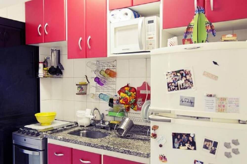 casa simples com armário cor de rosa para cozinha. 