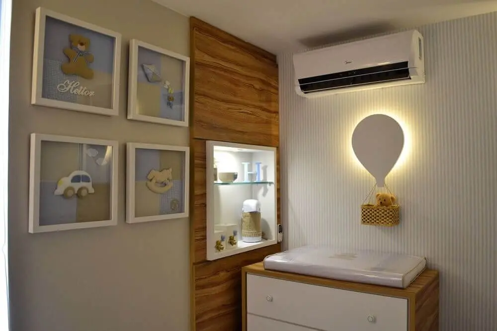 decoração quarto de bebê azul e bege com luminária de balão no trocador