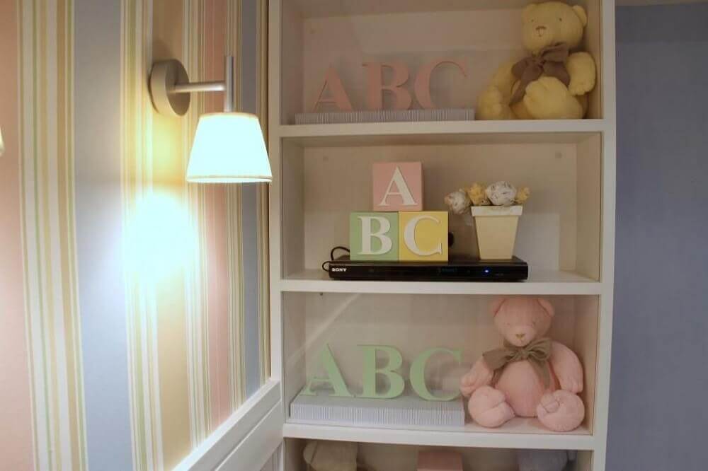 decoração quarto de bebê papel de parede listrado e luminária