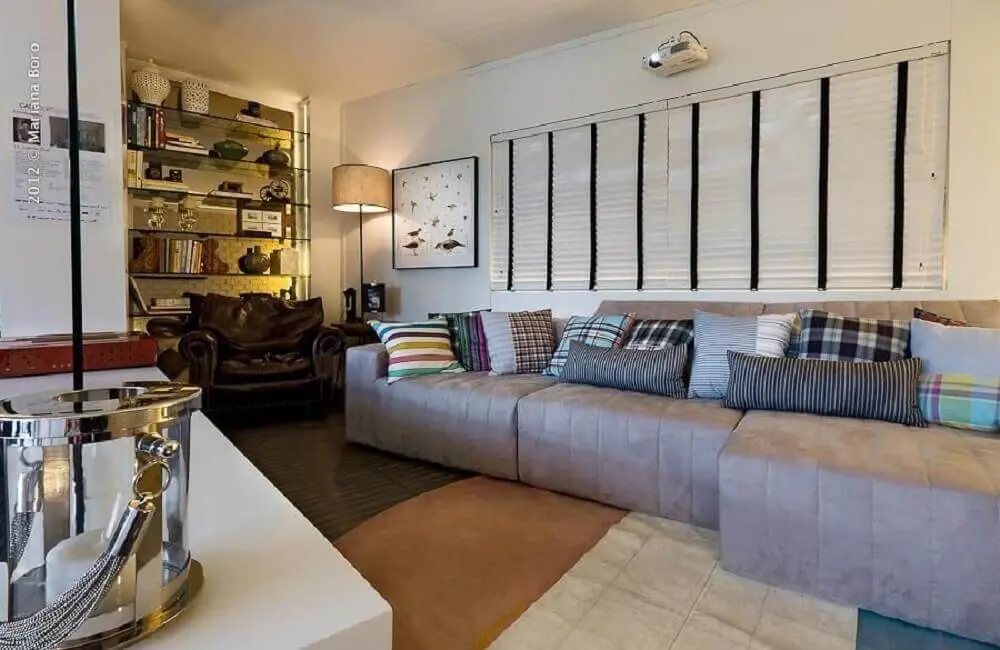  sala com sofá cinza e almofadas decorativas para sofá