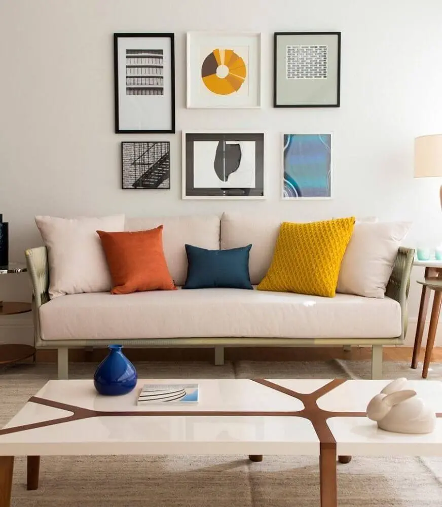 Decoração com almofadas coloridas e grandes para sofá